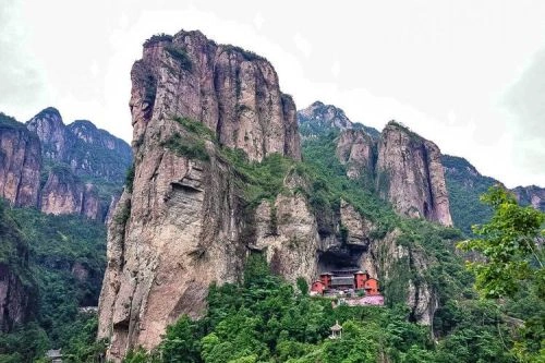 于杨 在 上春山 中
